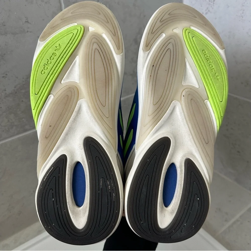 Adidas Men’s Ozelia Sneaker Size 10.5